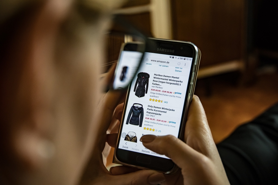스마트폰으로 미국 쇼핑 사이트를 둘러보는 모습. (Pixabay 제공) 2019.9.17/그린포스트코리아