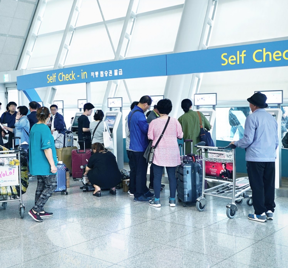 여행객들이 인천공항에서 셀프체크인을 하고 있다. (인천공항 페이스북 캡처) 2019.9.17/그린포스트코리아