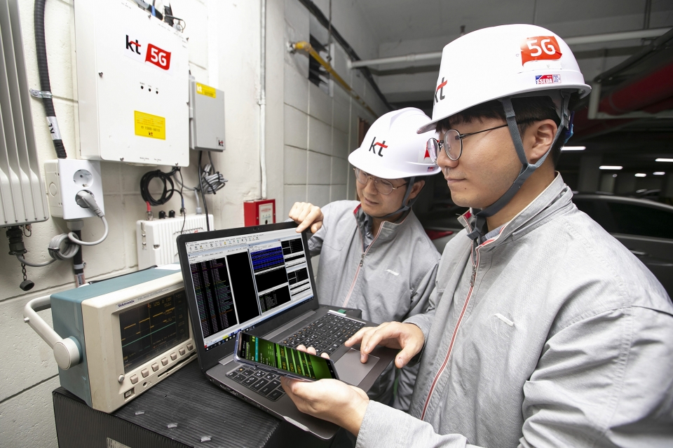 KT 네트워크부문 직원들이 서울 서초구의 한 건물 내 지하 주차장에서 ‘5G 스마트 빔 패턴 동기화 기술’이 적용된 5G RF 중계기의 품질을 점검하고 있다.(KT 제공) 2019.9.18/그린포스트코리아