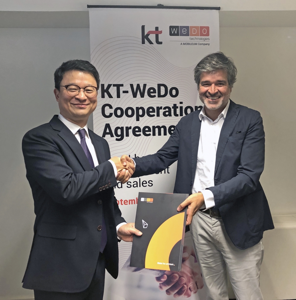 김영우 KT 글로벌사업개발본부장(왼쪽)과 루이 패이바(오른쪽) WEDO CEO가 계약을 체결하고 악수를 하고 있다.(KT 제공) 2019.9.19/그린포스트코리아