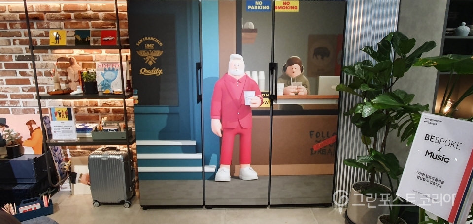 슈퍼픽션의 '릭' 캐릭터로 장식한 비스포크 냉장고.(이재형 기자) 2019.9.21/그린포스트코리아