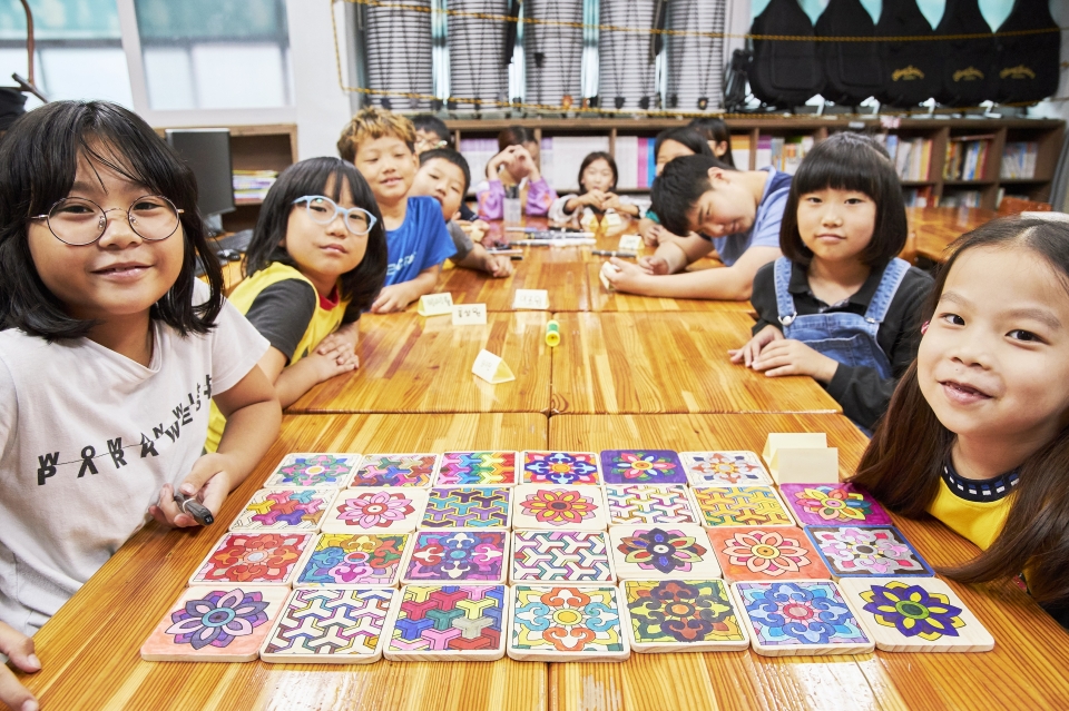 포항 인애지역아동센터에서 포스코 '1%나눔 아트스쿨' 공예수업에 참여한 아이들이 직접 만든 단청 작품을 선보이고 있다. (사진 포스코 제공)