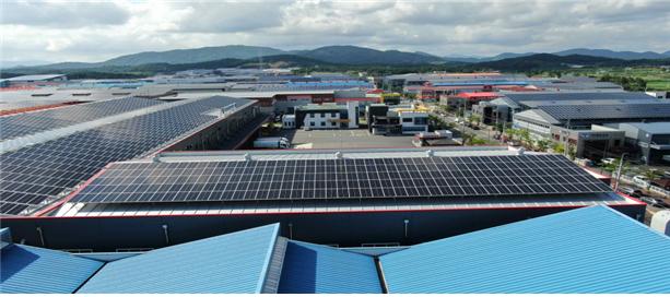 진곡산단 소재 천우에너지의 공장 지붕에 설치된 태양광 패널. (산업부 제공)