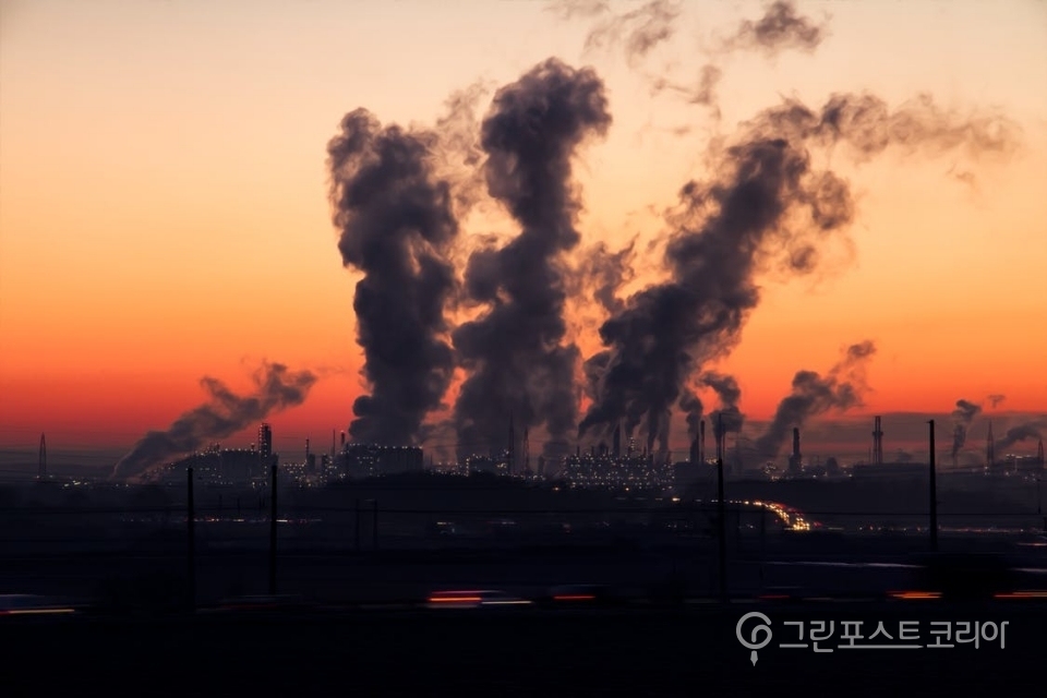 녹색당이 논평에서 인용한 한국기업지배구조원(KCGS)의 자료를 살펴보면, 2017년 기준 온실가스 배출량 상위업체 10위권에는 한국전력 자회사인 발전5사가 모두 포함됐다. (픽사베이 제공)