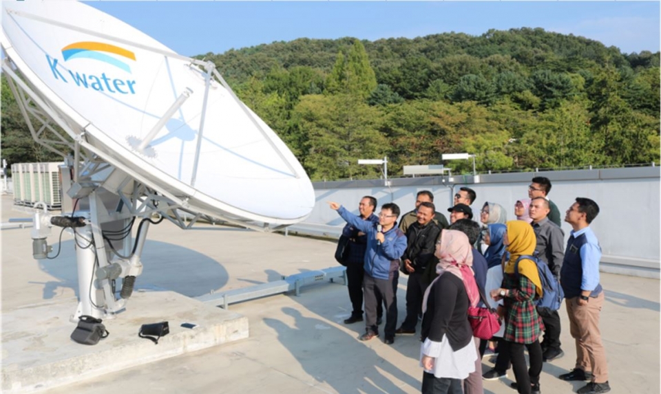 지난 달 인도네시아 물 분야 공무원들이 한국수자원공사의 ‘수재해정보 기술연구단’에서 위성을 활용한 수재해 감시 기술을 교육 받고 있다. (사진 한국수자원공사 제공)