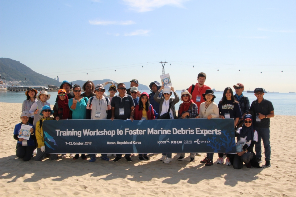 ‘해양쓰레기 전문가 양성 교육훈련’ 참가자들이 기념촬영을 하고 있다. (사진 한국해양과학기술원 제공)