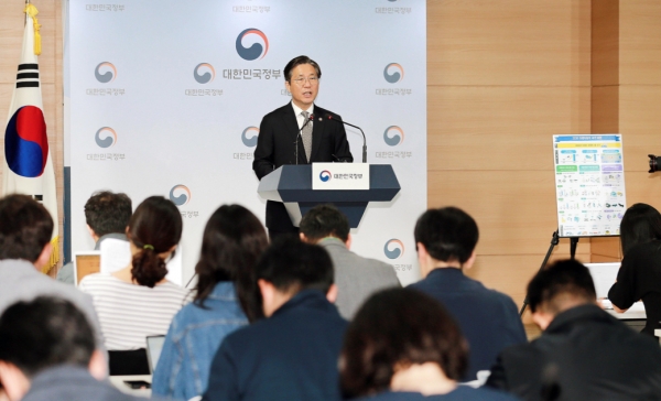 성윤모 산업통상자원부 장관이 15일 '미래차 산업발전 전략'과 관련하여 기자들에게 브리핑하고 있다. (산업통상자원부 제공)