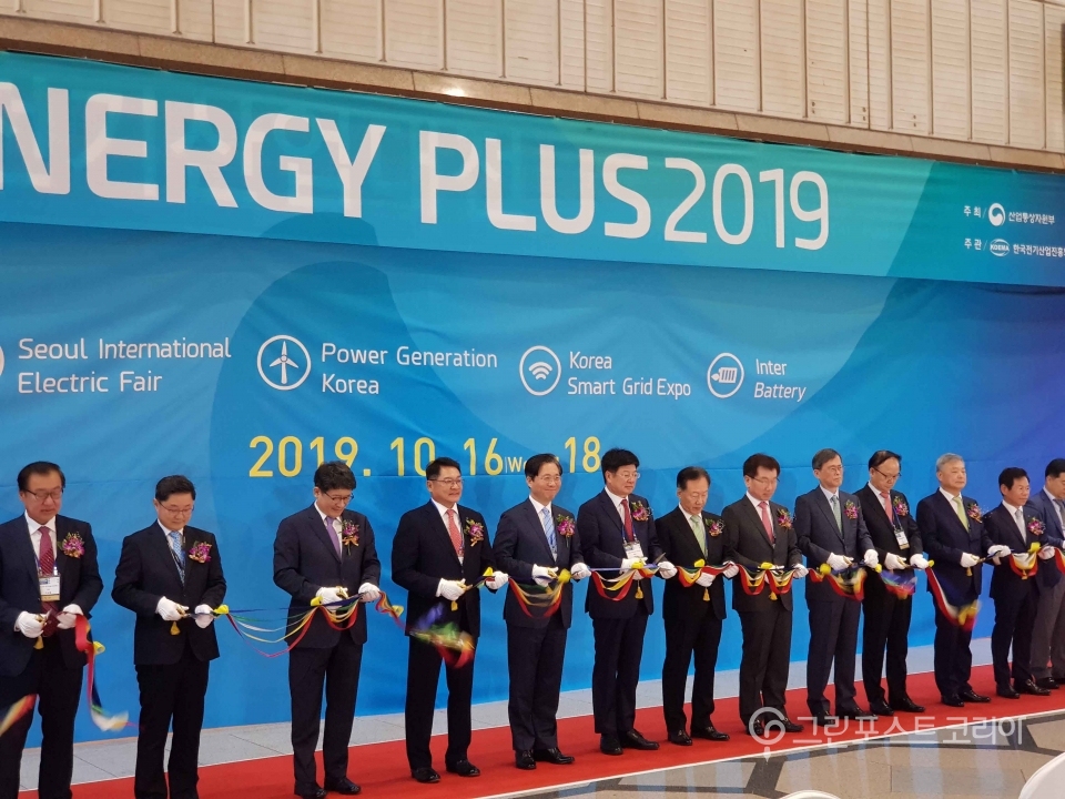 16일 진행된 에너지플러스 전시 개막식에서 성윤모 산업부 장관(왼쪽 5번째) 등 주요인사가 테이프 커팅식을 하는 모습. (안선용 기자)
