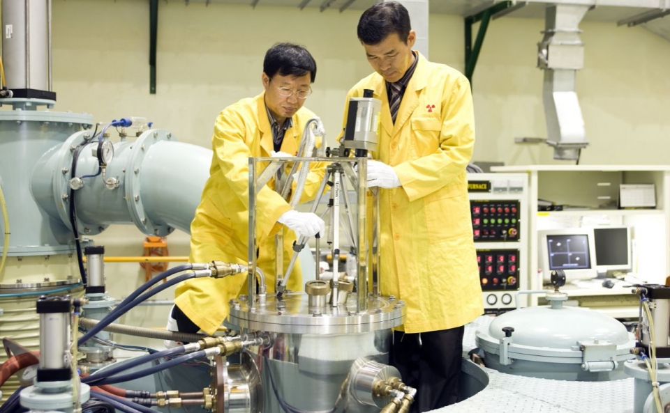한국원자력연구원은 자체 개발한 원심분무 U-Mo(우라늄 몰리브덴) 핵연료 기술이 핵 비확산에 기여한 공로로 미국 핵안보청(NNSA)으로부터 감사패를 받았다. 사진은 U-Mo 핵연료 기술의 처리과정. (한국원자력연구원 제공)