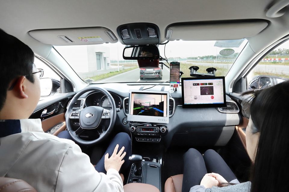 현대모비스 서산주행시험장에서 모비스의 자율주행차 ‘엠빌리’로 KT 5G V2X 기반 자율주행 기술을 시연하고 있다.(사진 KT 제공) 2019.10.22/그린포스트코리아