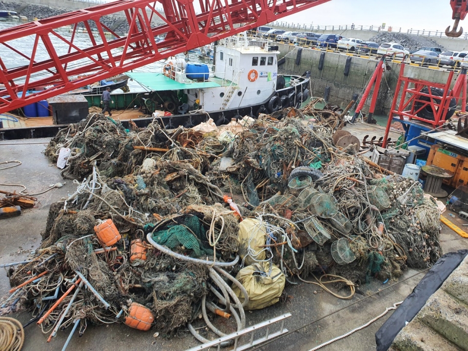 수거된 해양침적쓰레기. (사진 해양환경공단 제공)