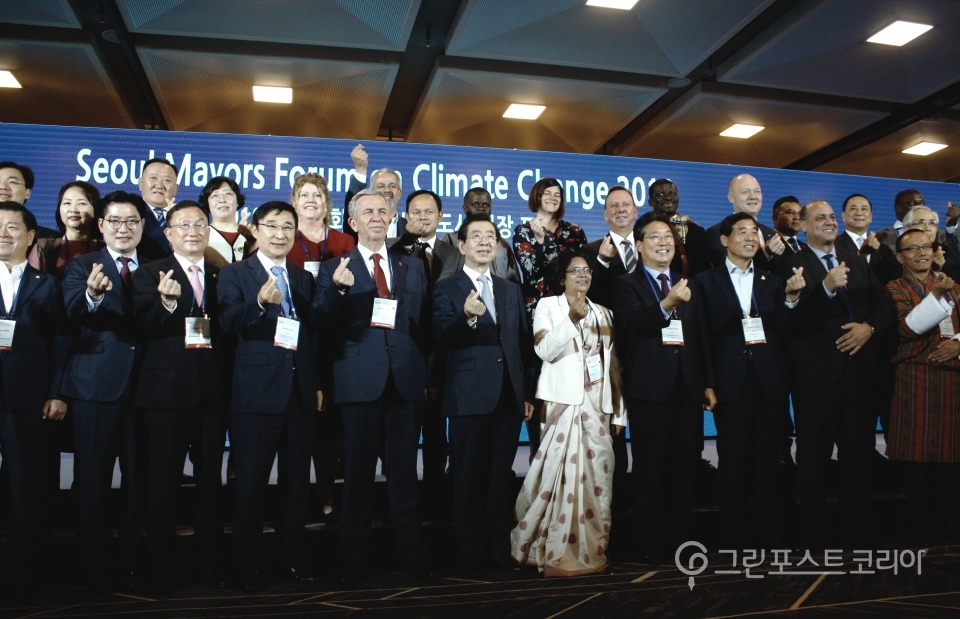 전 세계 25개국 37개 도시 시장 및 관계자들이 기후위기 극복을 논의하기 위해 24일 서울 코엑스에서 열린 '기후변화 대응 세계도시 시장포럼'에서 기념촬영을 하고 있다. (이주선 기자) 2019.10.24/그린포스트코리아