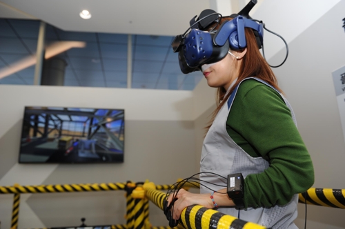VR로 안전체험하는 삼성엔지니어링 직원 (회사측 제공)