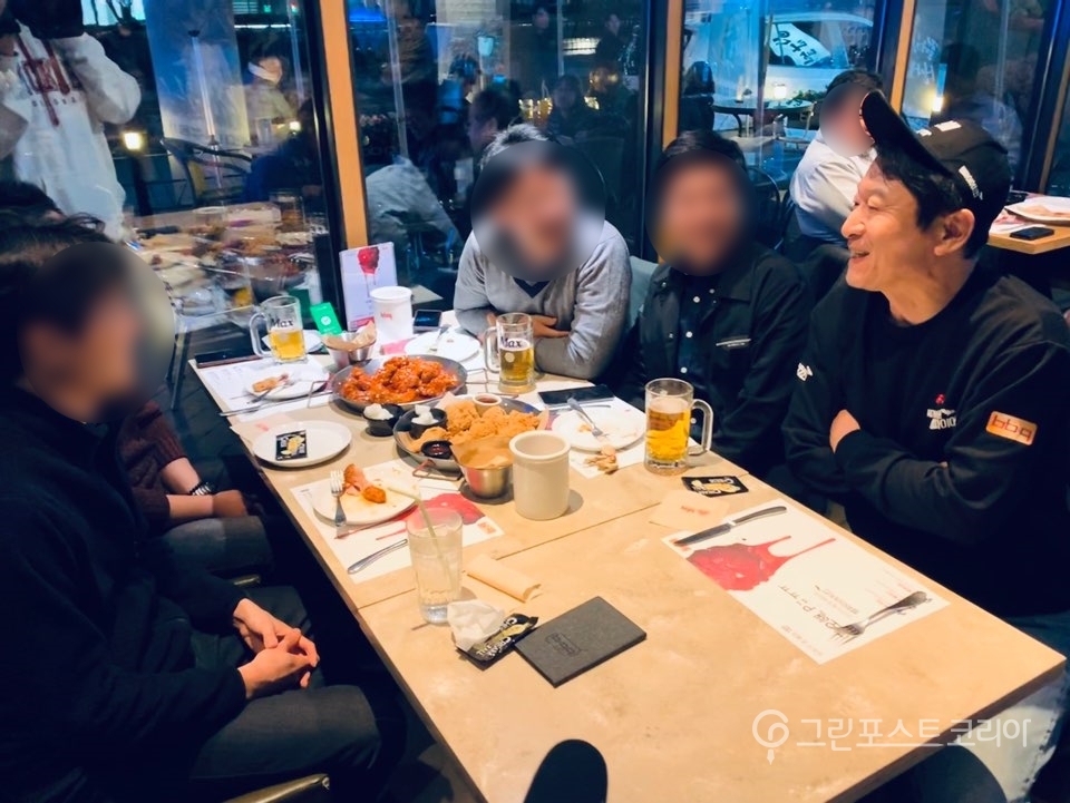 김응수 씨(가장 오른쪽)가 BBQ매장을 찾은 손님들과 이야기를 나누고 있다. (김형수 기자) 2019.10.30/그린포스트코리아