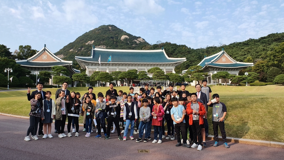 한국유나이티드제약에서 진행한 글로벌 인재 육성 프로그램에 참여한 학생들이 청와대 앞에서 기념촬영을 하고 있다.(사진 한국유나이티드제약 제공) 2019.11.4/그린포스트코리아