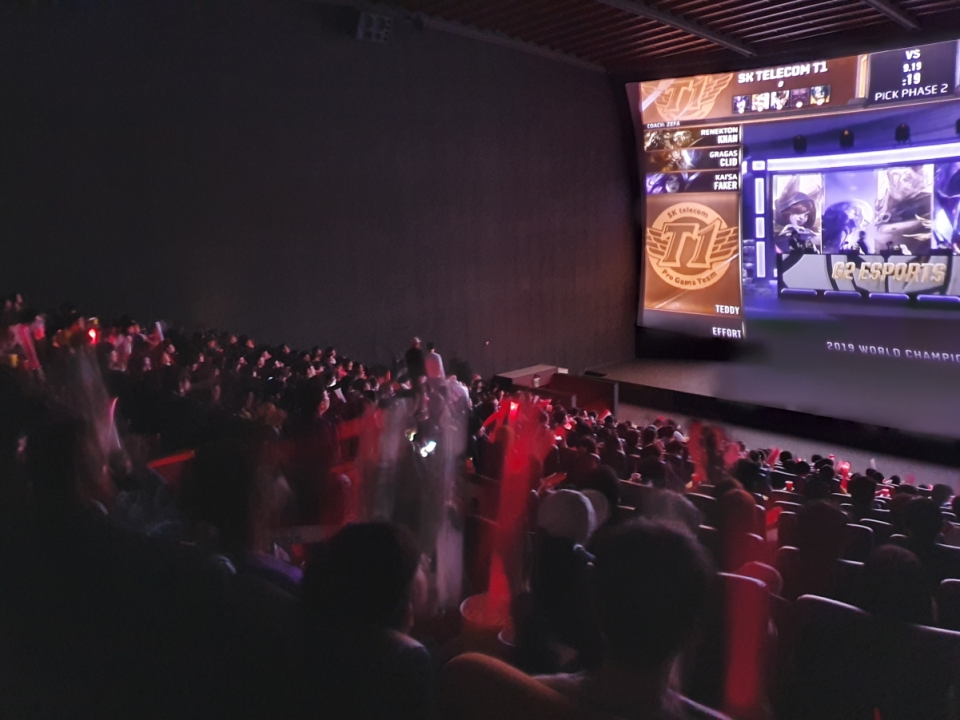 관객들이 CGV영등포에서 열린 '2019 LoL 월드 챔피언십' 준결승전 생중계를 보고 있다. (CGV 제공) 2019.11.5/그린포스트코리아