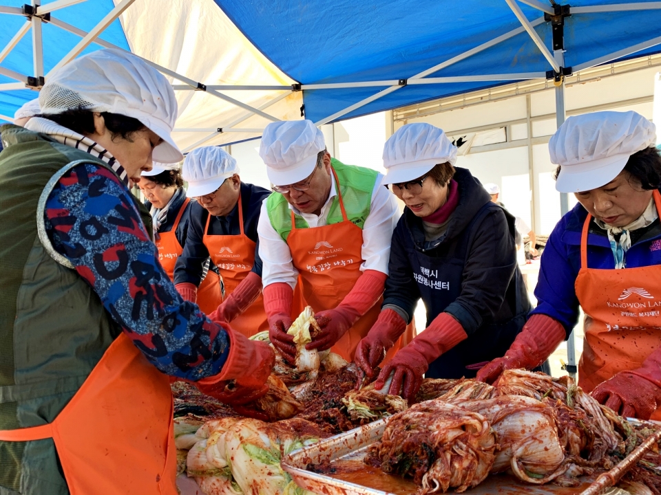 한형민 강원랜드 복지재단 이사장이 자원봉사자들과 함께 김장 나눔행사에 참여하고 있다. (사진 강원랜드) 2019.11.06/그린포스트코리아