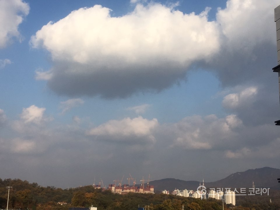 12일은 전국이 대체로 맑은 가운데 낯부터 차차 구름 많은 날씨를 보이겠다. (사진 이주선) 2019.11.11/그린포스트코리아