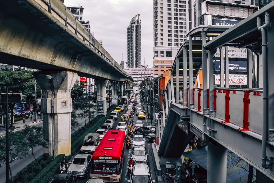 극심한 교통 정체를 겪고 있는 방콕 도심의 어느 도로.(사진 픽사베이 제공)