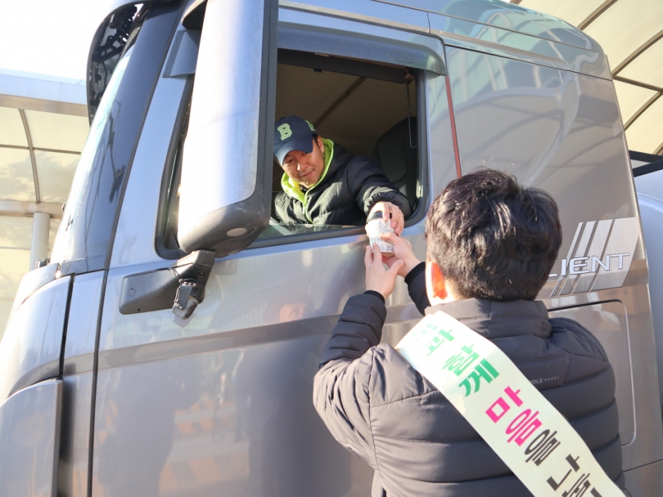수도권매립지관리공사 직원이 폐기물 운반기사에게 따뜻한 음료를 나눠주고 있다. (사진 수도권매립지관리공사 제공)