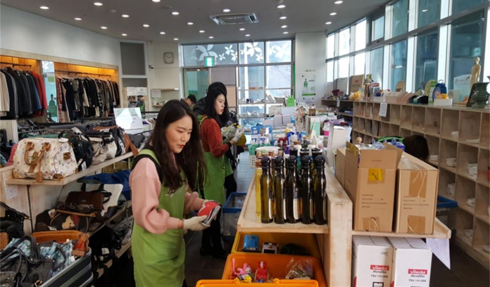 지난해 11월 30일 열린 ’아름다운 하루‘ 행사에서 한국환경공단 자원봉사 직원이 아름다운가게 분당 이매점에서 물품판매를 지원하고 있다. (사진 한국환경공단 제공)