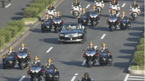 일왕 부부 차를 경호하는 왕실 경찰의 오토바이와 사이드카 (NHK 캡처)