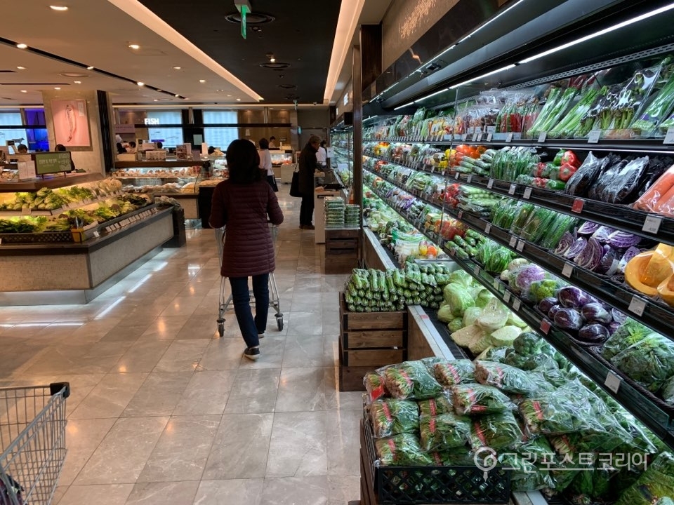 소비자들이 슈퍼마켓에서 쇼핑을 하고 있다. (김형수 기자) 2019.12.2/그린포스트코리아