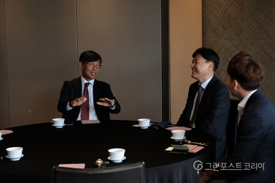 강기정 그린포스트코리아 대표가 참석자들과 담소를 나누고 있다.(김동수 기자) 2019.12.04/그린포스트코리아