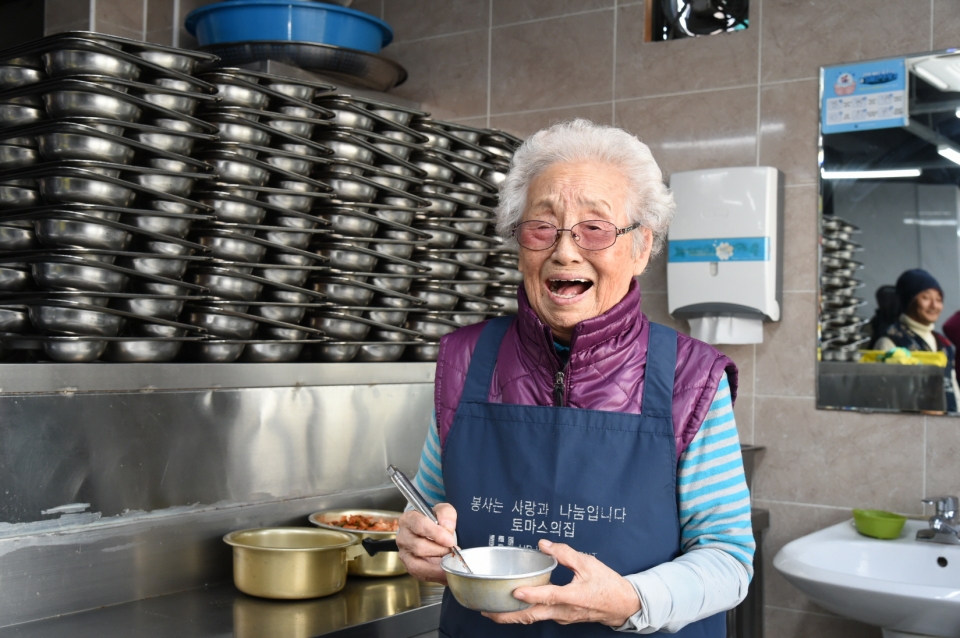 33년째 무료급식소에서 봉사해 온 정희일 할머니가 환하게 웃고 있다.(LG 제공)/그린포스트코리아