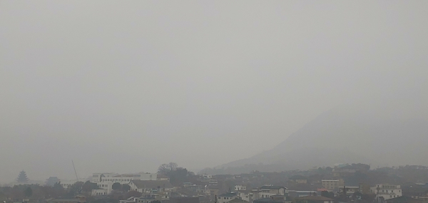 짙은 안개가 낀 것처럼 미세먼지가 가득한 서울 풍경(사진 김동수 기자)