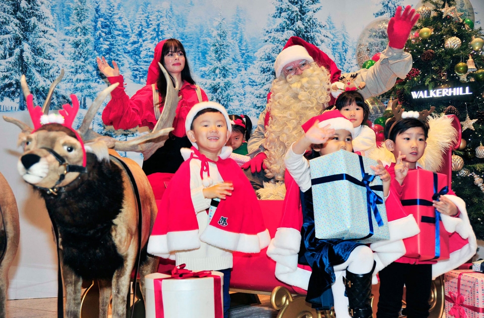 핀란드 공인 산타가 워커힐 호텔앤리조트에서 어린이 고객들과 사진을 찍고 있다. (워커힐 호텔앤리조트 제공) 2019.12.22/그린포스트코리아