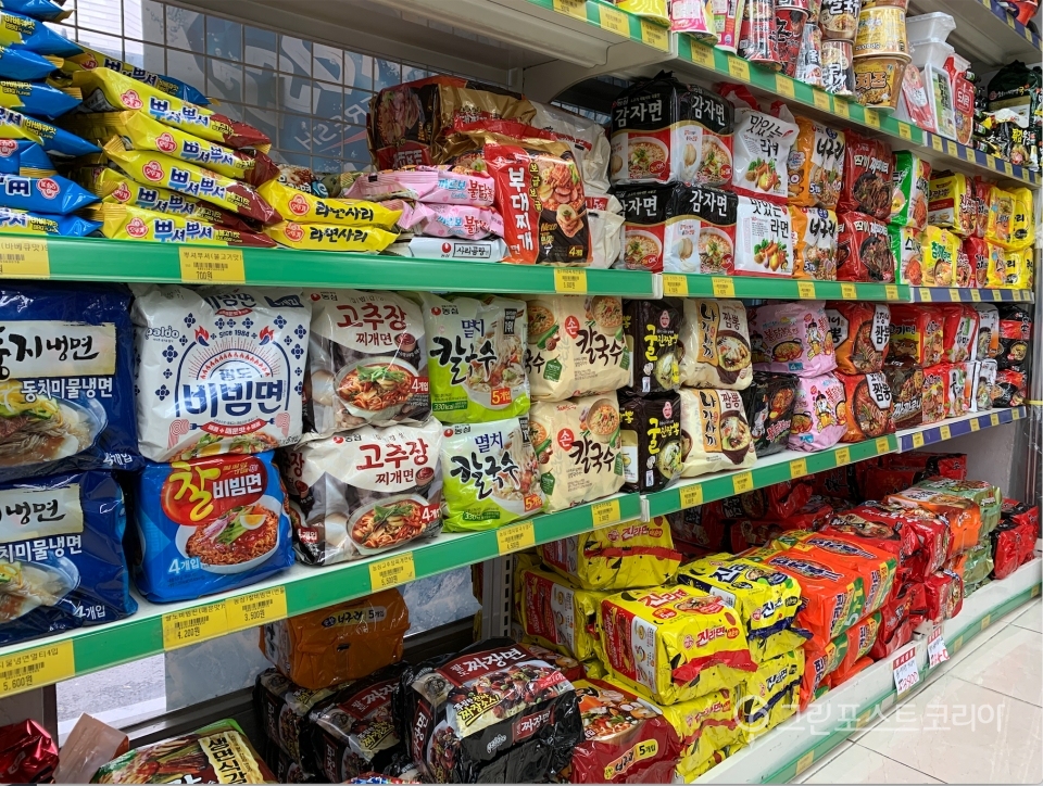 서울에 있는 한 슈퍼마켓 매대에 다양한 인스턴트 라면 상품이 진열돼 있다. (김형수 기자) 2019.12.23/그린포스트코리아