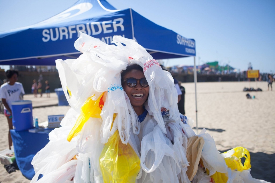 서프라이더 파운데이션 소속 활동가가 해변에서 비닐 쇼핑백 쓰레기로 인한 오염 문제를 알리는 캠페인을 펼치고 있다. (서프라이더 파운데이션 페이스북 캡처) 2020.1.2/그린포스트코리아