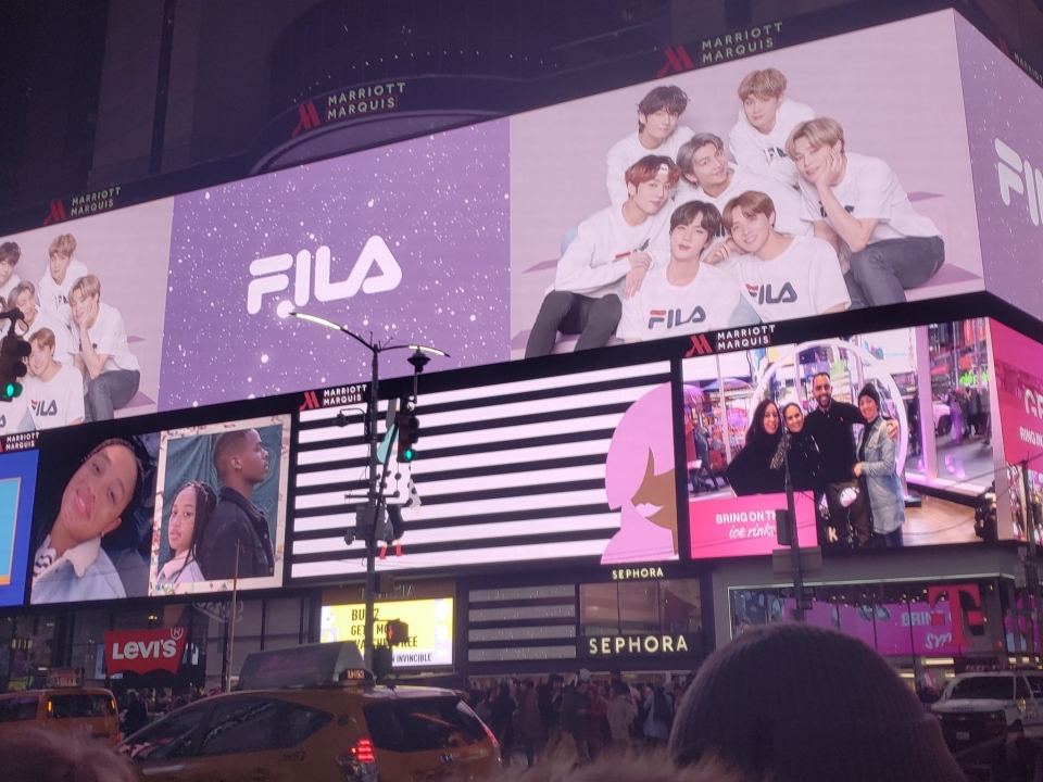 휠라는 미국 뉴욕 타임스스퀘어에 방탄소년단이 등장하는 대형 옥외광고를 게시했다. (휠라 제공) 2020.1.3/그린포스트코리아