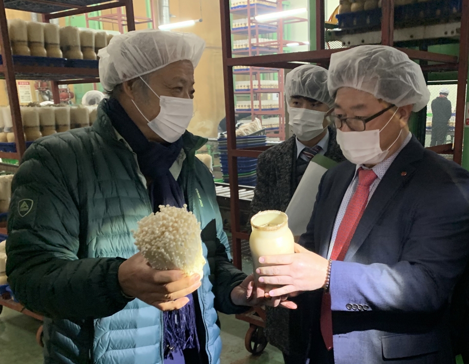 박일준 한국동서발전 사장(우측)이 그린피스농원 관계자로부터 버섯 생산시설에 대한 설명을 듣고 있다.(한국동서발전 제공)/그린포스트코리아