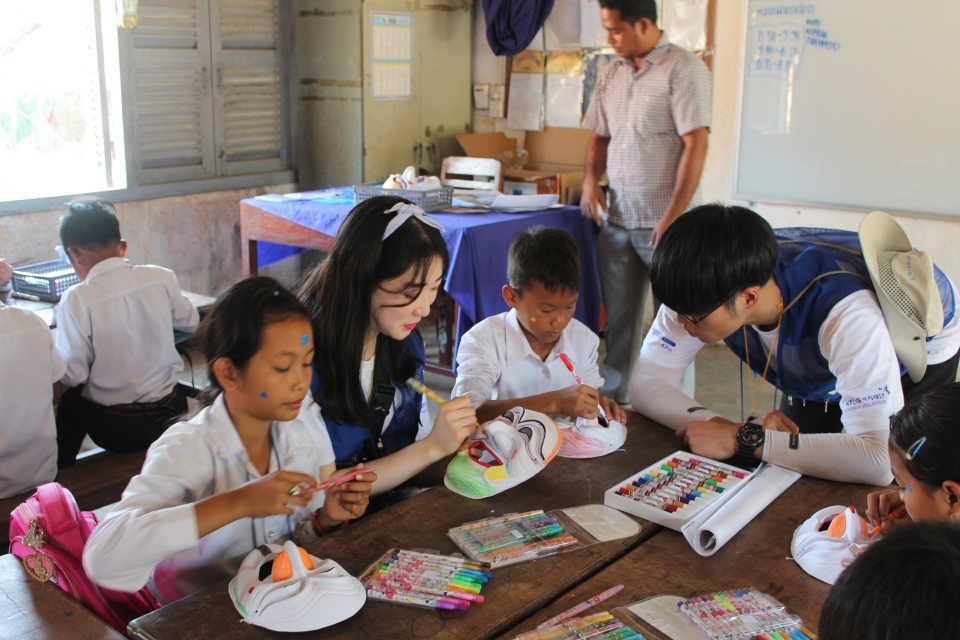 KT&G복지재단 봉사단원들이 캄보디아에서 교육 봉사활동을 펼치고 있다. (KT&G 제공) 2020.1.14/그린포스트코리아