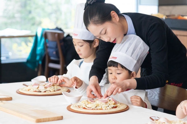 미스터피자 오감만족 어린이 피자교실에 참가한 어린이가 피자를 만들고 있다. (미스터피자 제공) 2020.1.15/그린포스트코리아