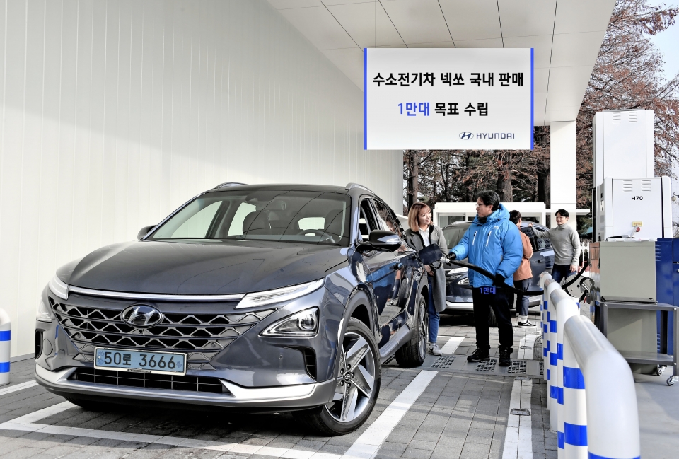 16일 서울 여의도 국회충전소에서 현대자동차 관계자들이 넥쏘에 수소를 주입하고 있다.(현대자동차 제공)/그린포스트코리아