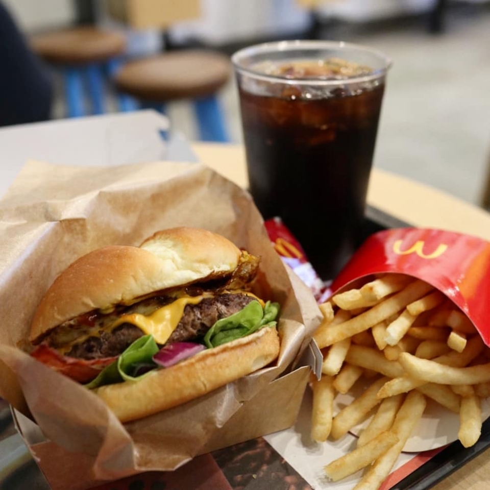 맥도날드에서 판매하는 버거와 감자튀김 (맥도날드 페이스북 캡처) 2020.1.17/그린포스트코리아