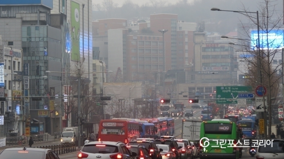 미세먼지가 기승을 부리고 있는 서울 시내 모습(그린포스트코리아DB)/그린포스트코리아