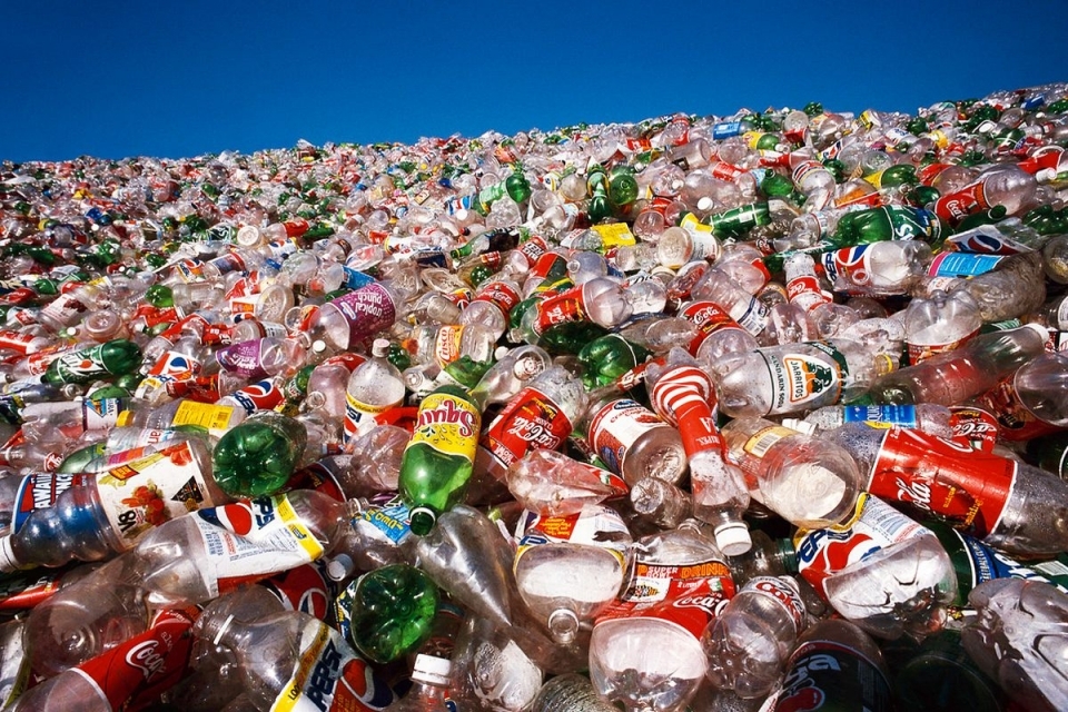 페트병의 경우 2018년 기준 국내에서 생산되는 약 30만톤 중 80%가 재활용(24만톤)돼 재활용률이 높지만 다른 플라스틱과 혼합 배출되고 있어 고부가가치 재활용에는 한계가 있었다. 페트병 생산량 대비 약 10%(2만9000톤)만 고품질 원료로 재활용되고 나머지 부족분은 주로 일본에서 연간 2만2000톤이 수입되고 있는 실정이다. (사진 The Verge 제공)/그린포스트코리아