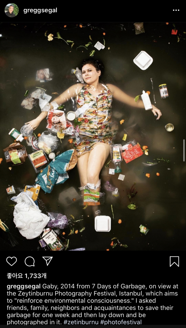 사람은 얼마나 쓰레기를 버릴까. 사진작가 Gregg Segal은 2014년 '7 Days of Garbage (7일간의 쓰레기)' 프로젝트를 통해 이에 대한 화두를 던진 바 있다. (인스타그램 캡쳐) / 그린포스트코리아