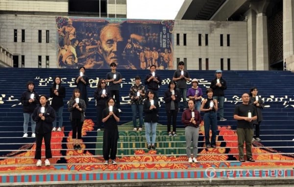 녹색연합 회원들이 지난해 9월20일 서울 세종문화회관옆 계단에서 "문재인정부는 기후위기의 주범"이라며 삼척석탄화력발전소 건립중단을 촉구하는 모스부호 SOS 퍼포먼스를 벌이는 모습.