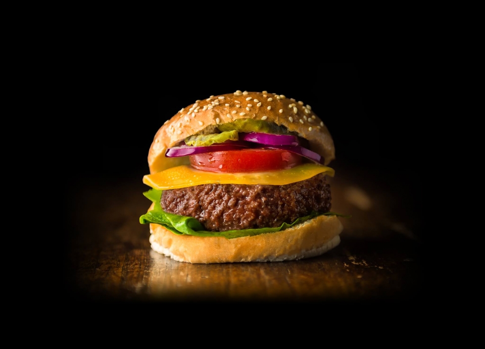 모사미트는 배양육으로 만든 패티가 들어간 햄버거를 선보였다. (모사미트 페이스북 캡처) 2020.2.25/그린포스트코리아