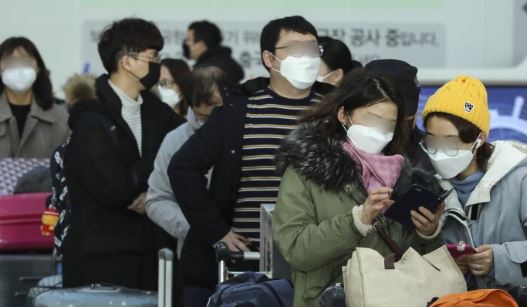 인천국제공항 제1여객터미널 출국장에서 해외 여행객들이 마스크를 쓴 채 탑승수속을 하고 있다/뉴스핌 자료사진