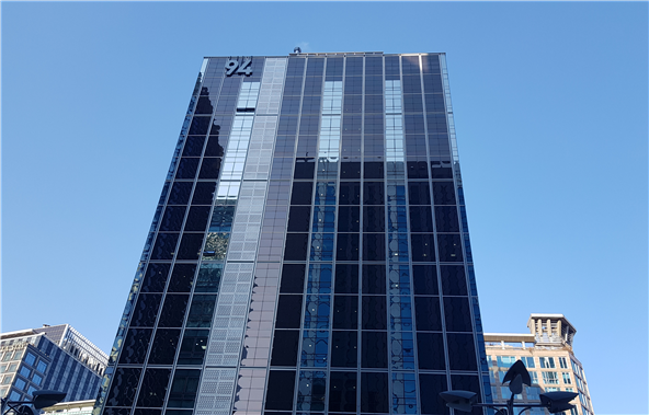 서울시 종로구에 위치한 94빌딩에 박막형 태양전지가 창호에 설치돼 있다. (서울특별시 제공)/그린포스트코리아