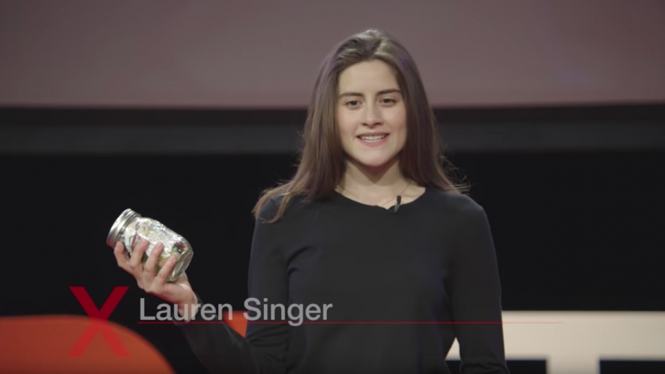 로렌 싱어가 TED 강연에서 자신이 3년 동안 만든 쓰레기를 담은 유리병을 보여주고 있다. (TEDx Talks 유튜브 캡처) 2020.3.2/그린포스트코리아