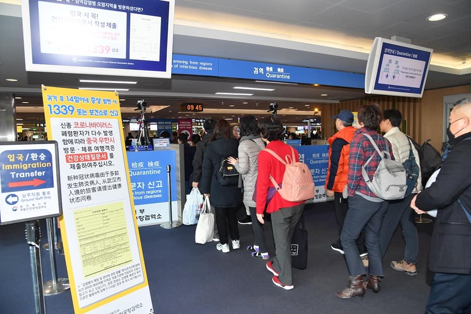 인천국제공항에서 여행객들을 대상으로 검역이 이뤄지고 있다. (대한민국 국무조정실·국무총리비서실 페이스북 캡처) 2020.3.3/그린포스트코리아