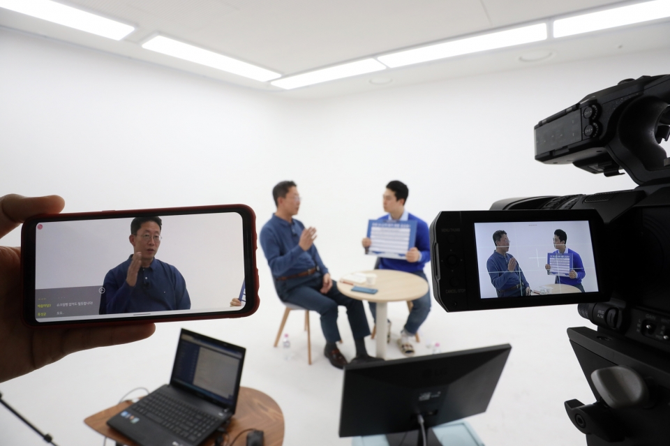 LG유플러스 최고인사책임자(CHO) 양효석 상무가 앱을 통한 모바일 실시간 방송에서 신입사원들과 토크쇼를 진행하는 모습. (LG유플러스 제공)/그린포스트코리아