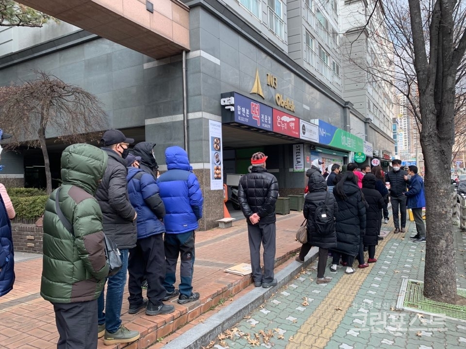서울 시내에 있는 하나로마트 앞에서 사람들이 마스크를 사기 위해 기다리고 있다. (김형수 기자) 2020.3.5/그린포스트코리아